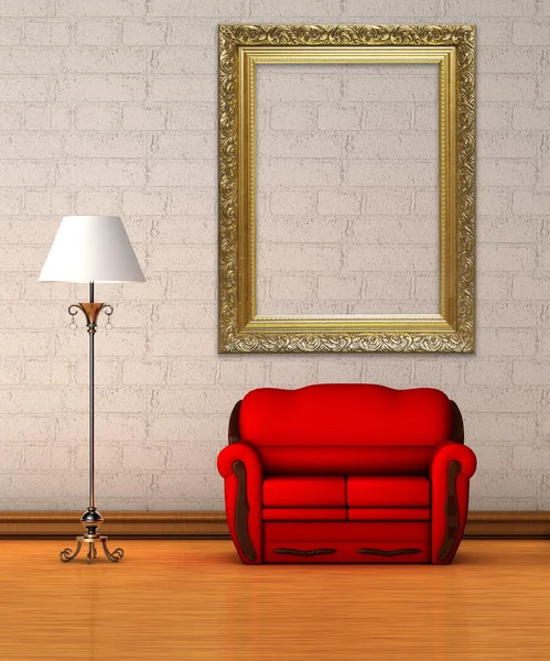 Sofá vermelho com lâmpada padrão e moldura ornamentada vazia no interior minimalista — Fotografia de Stock