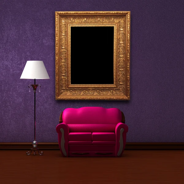 Рожевий диван і стандартна лампа з рамкою зображення в фіолетовому мінімалістичному інтер'єрі — стокове фото