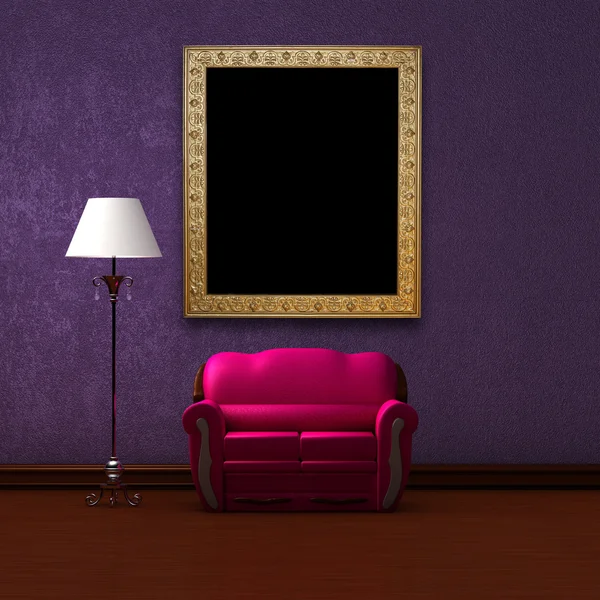 Rosa soffa och standardlampa med fotoram i lila minimalistisk inredning — Stockfoto