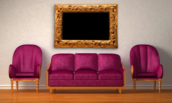 Два розкішні стільці з фіолетовим диваном і рамкою для зображення в мінімалістичному інтер'єрі — стокове фото