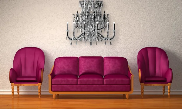 Δύο πολυτελή καρέκλες με μωβ καναπέ και γυάλινο πολυέλαιο στο μινιμαλιστικό εσωτερικό — Φωτογραφία Αρχείου