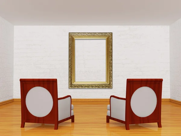 Duas cadeiras luxuosas e moldura ornamentada vazia na galeria — Fotografia de Stock