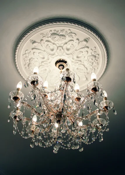 Detail krásný křišťálový lustr — Stock fotografie
