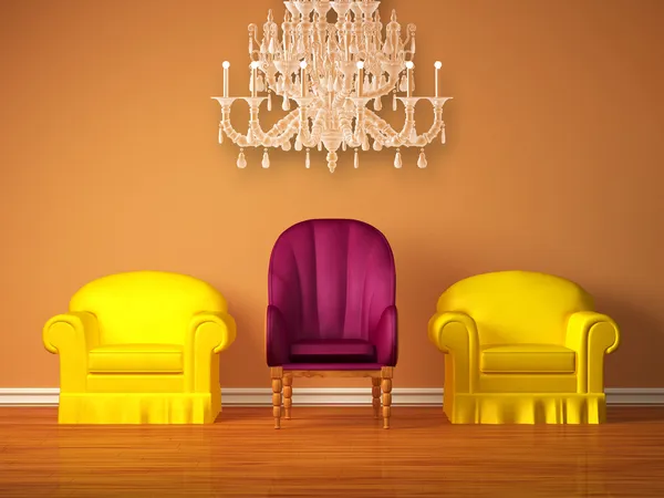 Dos sillas amarillas con una silla púrpura con la lámpara de cristal — Foto de Stock