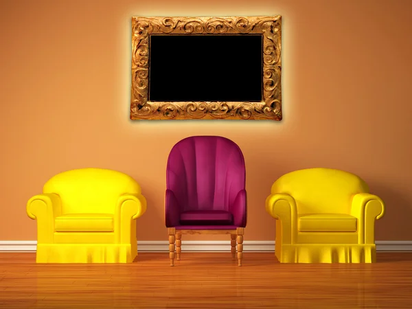 Dwie żółte krzesła z fioletowy fotel i obraz ramki w środku — Zdjęcie stockowe