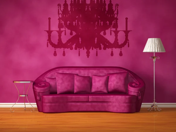 Фиолетовый диван со столом, лампой и силуэтом люстры — стоковое фото