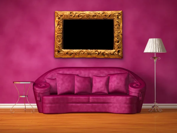 Фиолетовый диван со столом, стандартной лампой и рамкой в фиолетовом интерьере — стоковое фото