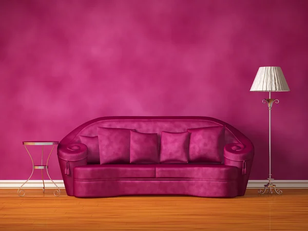 Sofá roxo com mesa e lâmpada padrão no interior roxo — Fotografia de Stock