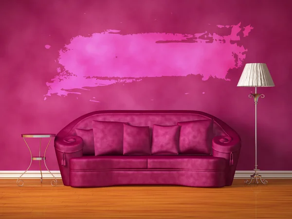 Sofá roxo com mesa, lâmpada padrão e quadro respingo no interior roxo — Fotografia de Stock
