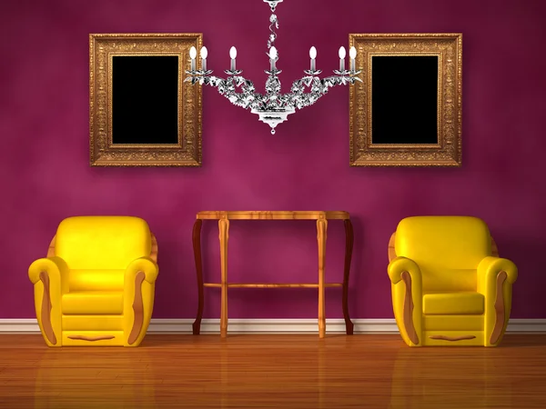 Due sedie con consolle in legno, lampadario e cornici in interni viola — Foto Stock