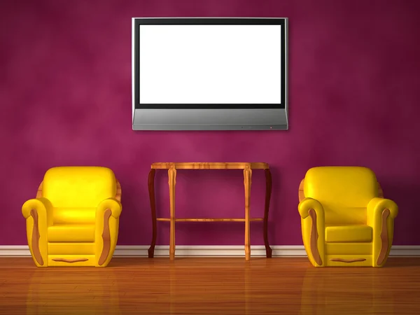 Два стільці з дерев'яною консоллю і LCD телевізором в фіолетовому інтер'єрі — стокове фото