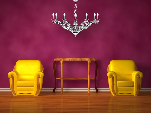 Два стула с деревянной консолью и роскошной люстрой в фиолетовом интерьере — стоковое фото