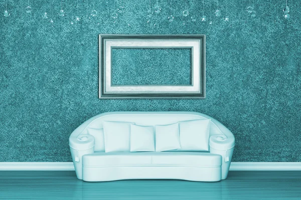 Άσπρος καναπές με πλαίσιο στο σκουριασμένο εσωτερικό — Φωτογραφία Αρχείου