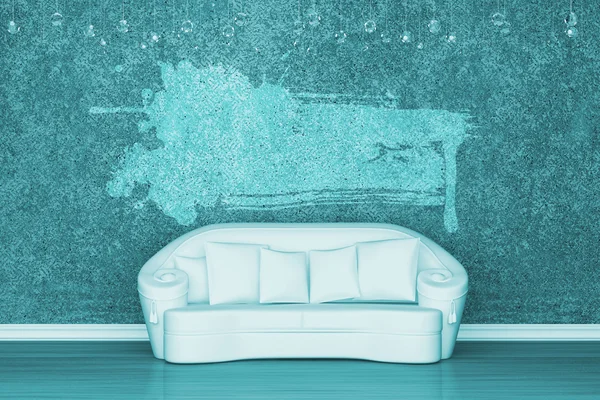 Sofá branco no interior enferrujado — Fotografia de Stock