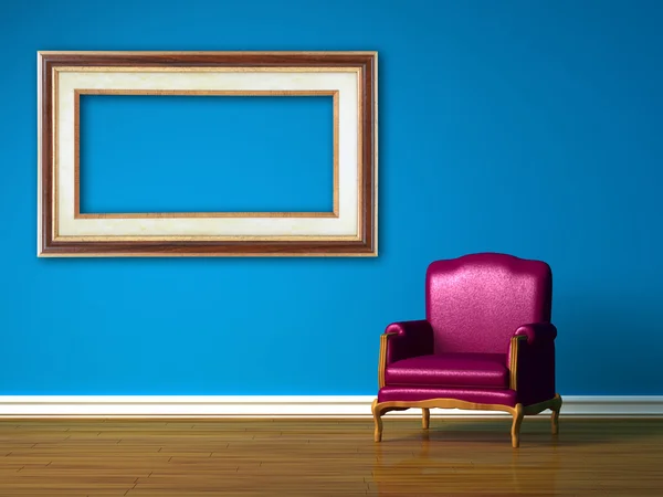 Μωβ καρέκλα με άδειο πλαίσιο σε μπλε μινιμαλιστικό εσωτερικό — Φωτογραφία Αρχείου