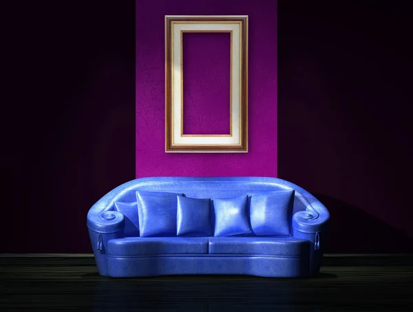 Blaues Sofa mit violettem Wandteil in minimalistischem Interieur — Stockfoto