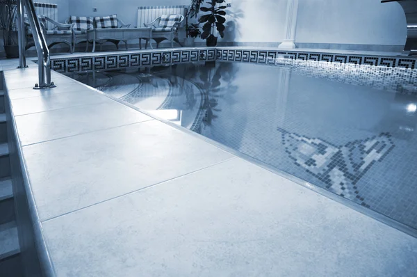 Bazén v moderním hotelu — Stock fotografie