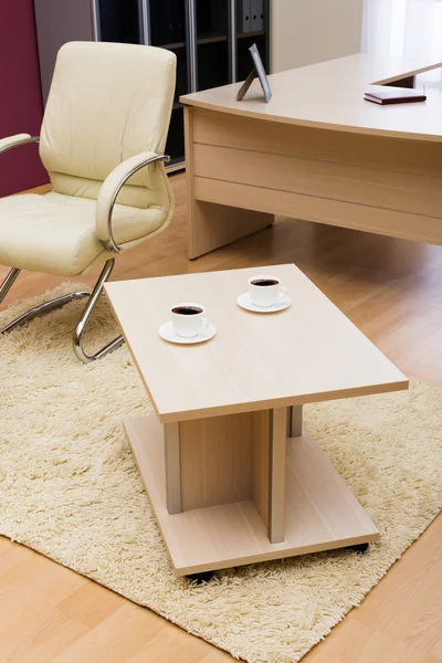 Tisch im modernen Büro — Stockfoto