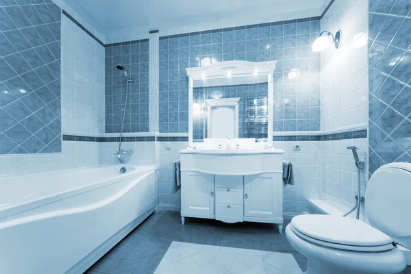 Голубая ванная комната — стоковое фото