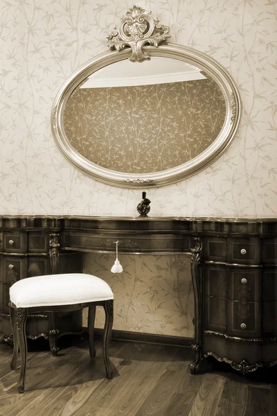 Mesa de noche y espejo — Foto de Stock