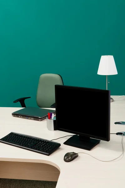 Laptop und Computer auf dem Schreibtisch — Stockfoto