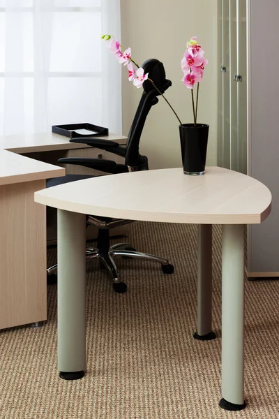 Orquídeas sobre la mesa —  Fotos de Stock