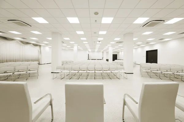 Beyaz modern konferans salonu — Stok fotoğraf