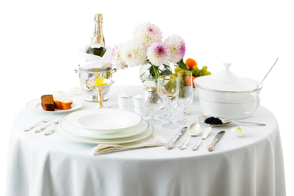 Mesa con platos y flores — Foto de Stock