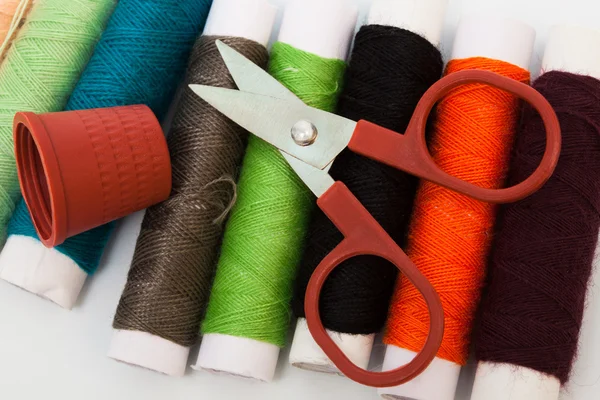 Scissors, thimble, thread — Stock Photo, Image
