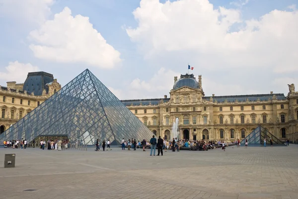 Louvre museum — Stockfoto