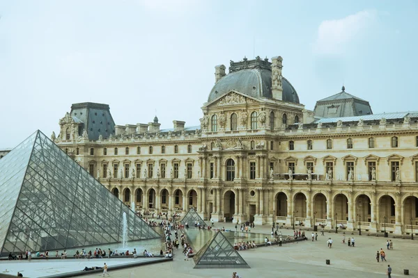Музей Лувра — стоковое фото