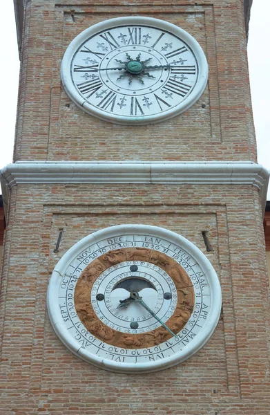Reloj en la torre — Foto de Stock