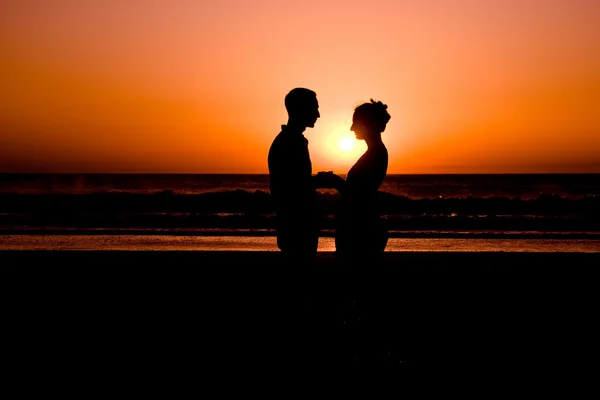 Couple au coucher du soleil — Photo