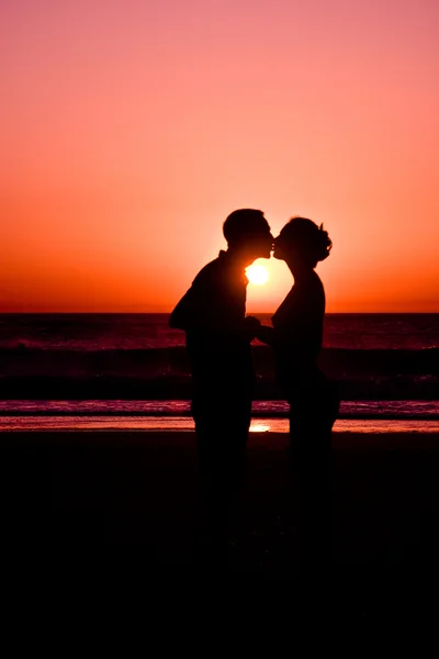 Paar in zonsondergang — Stockfoto