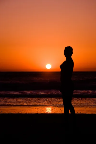 Mladá žena západem slunce — Stock fotografie