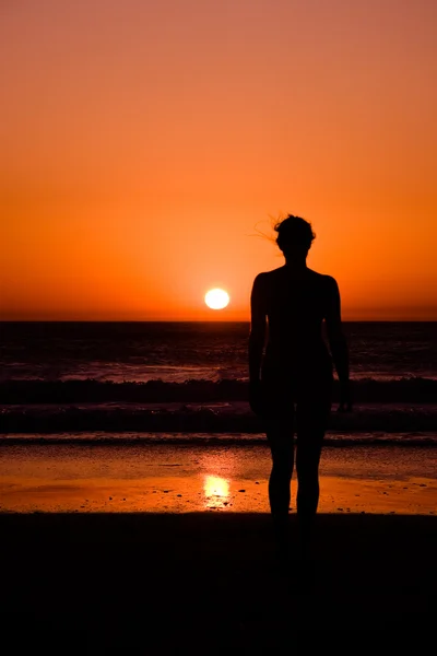 Jonge vrouw in zonsondergang — Stockfoto