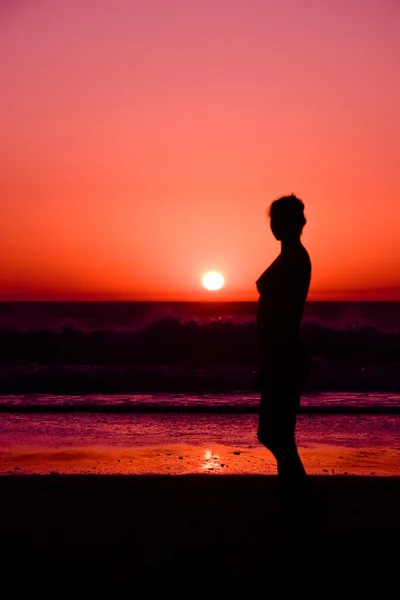 Jeune femme au coucher du soleil — Photo