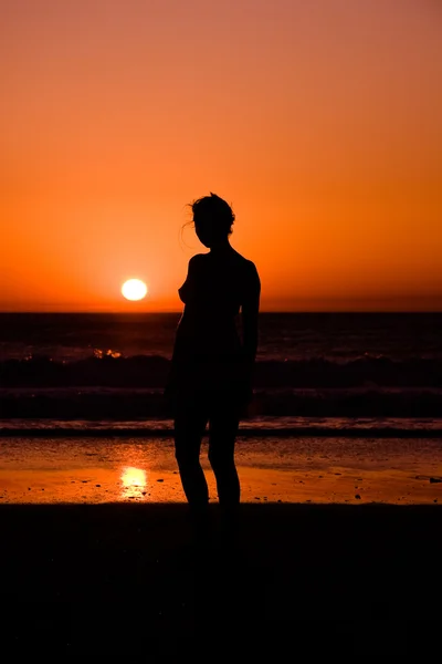 日没で若い女性 — ストック写真