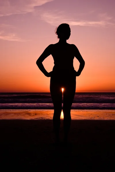 Jonge vrouw in zonsondergang — Stockfoto