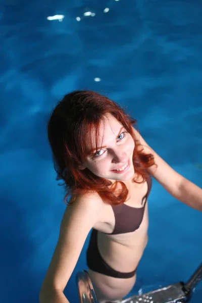 Ung kvinna i bassängen — Stockfoto