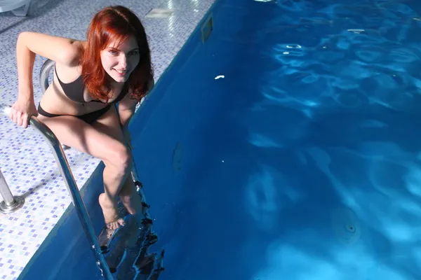 Junge Frau im Becken — Stockfoto