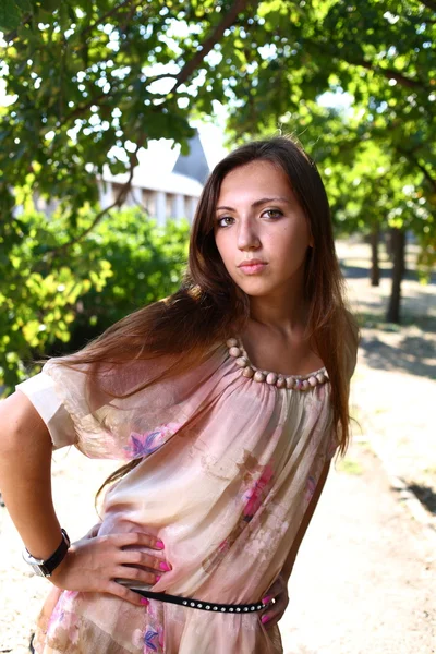 Porträtt av en sexig ung kvinna utomhus — Stockfoto