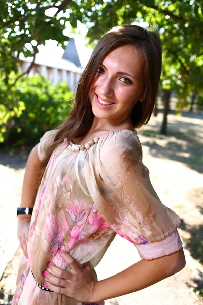 Portret van een sexy jonge vrouwelijke buiten — Stockfoto