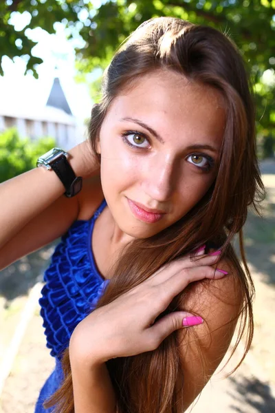 Retrato de una sexy joven mujer al aire libre —  Fotos de Stock