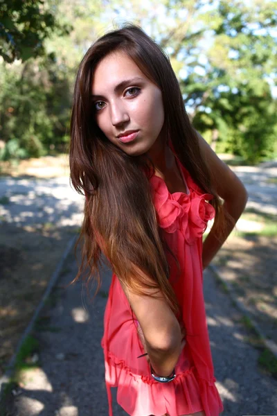 Porträt einer sexy jungen Frau im Freien — Stockfoto
