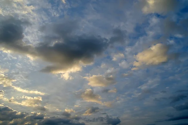 Прекрасные вечерние облака в небе — стоковое фото
