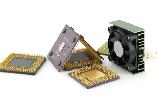 Gamla mikroprocessorer med fläkt över vita — Stockfoto