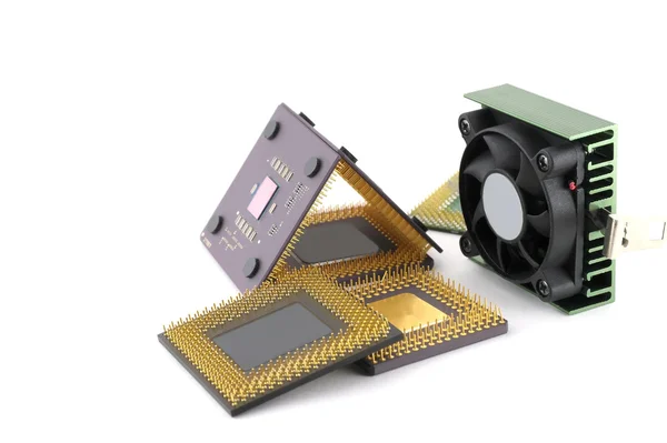 Staré mikroprocesory s ventilátorem přes bílý — Stock fotografie