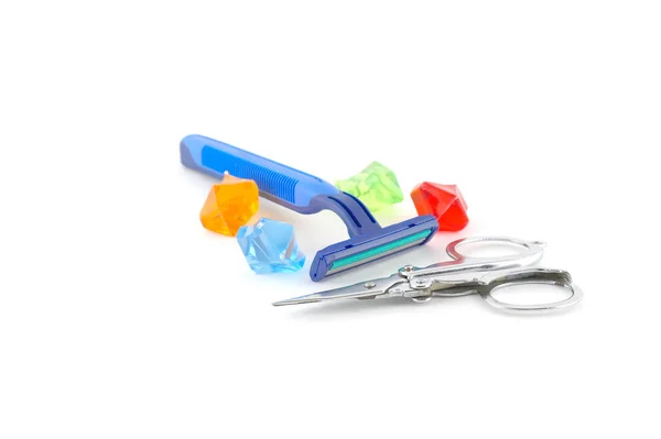 Набор для бритья, ножницы и цветные кристаллы — стоковое фото