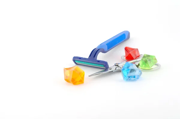 Набор для бритья, ножницы и цветные кристаллы — стоковое фото
